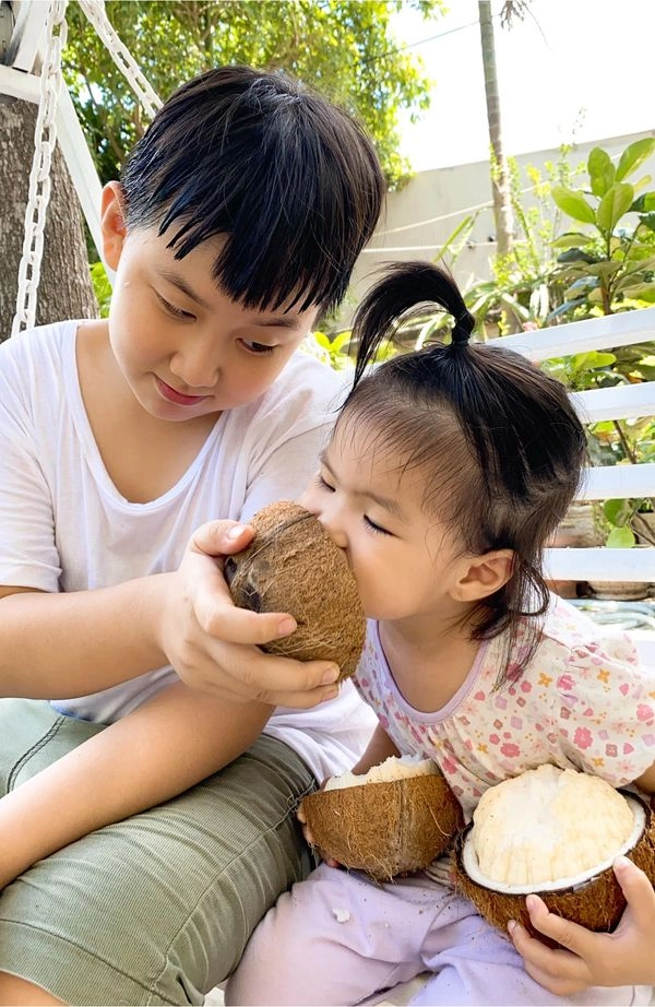 Lê phương khoe con trai tình cảm với em gái cùng mẹ khác cha ra dáng anh cả đĩnh đạc - 3