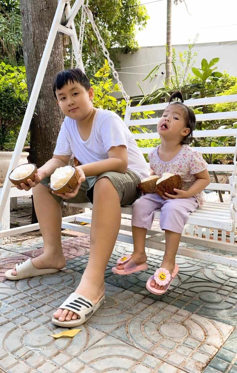 Lê phương khoe con trai tình cảm với em gái cùng mẹ khác cha ra dáng anh cả đĩnh đạc - 4