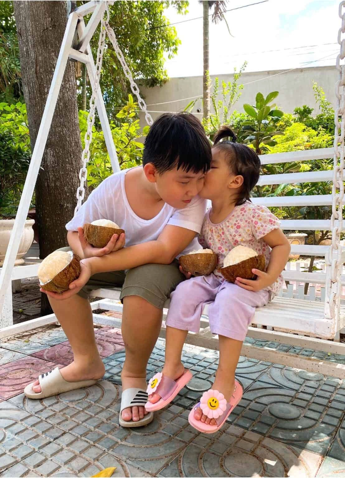 Lê phương khoe con trai tình cảm với em gái cùng mẹ khác cha ra dáng anh cả đĩnh đạc - 5