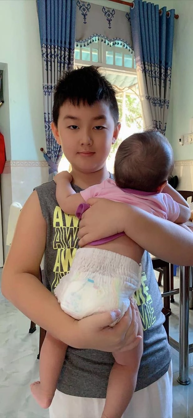 Lê phương khoe con trai tình cảm với em gái cùng mẹ khác cha ra dáng anh cả đĩnh đạc - 8