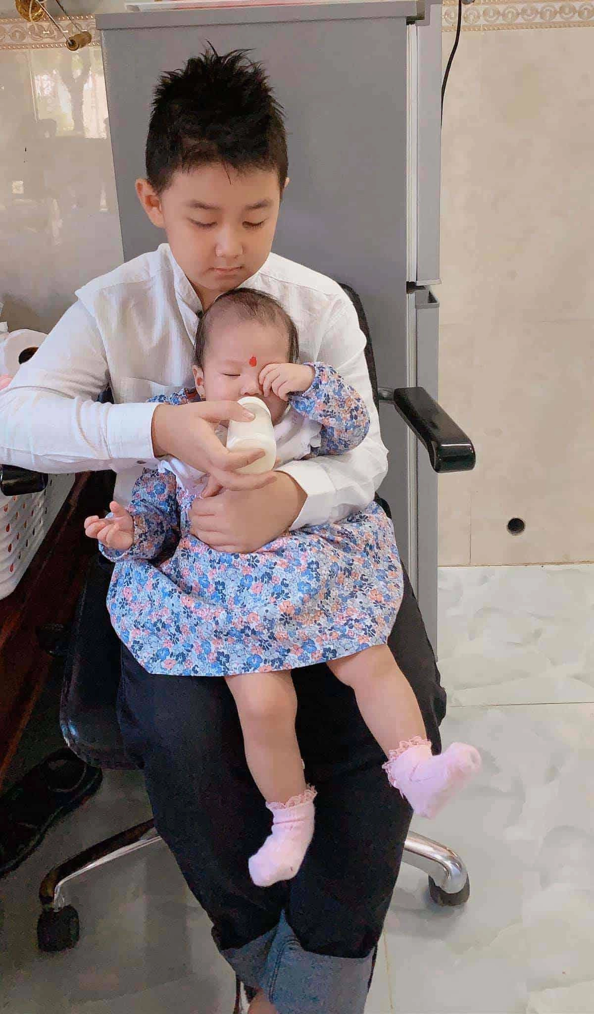 Lê phương khoe con trai tình cảm với em gái cùng mẹ khác cha ra dáng anh cả đĩnh đạc - 9