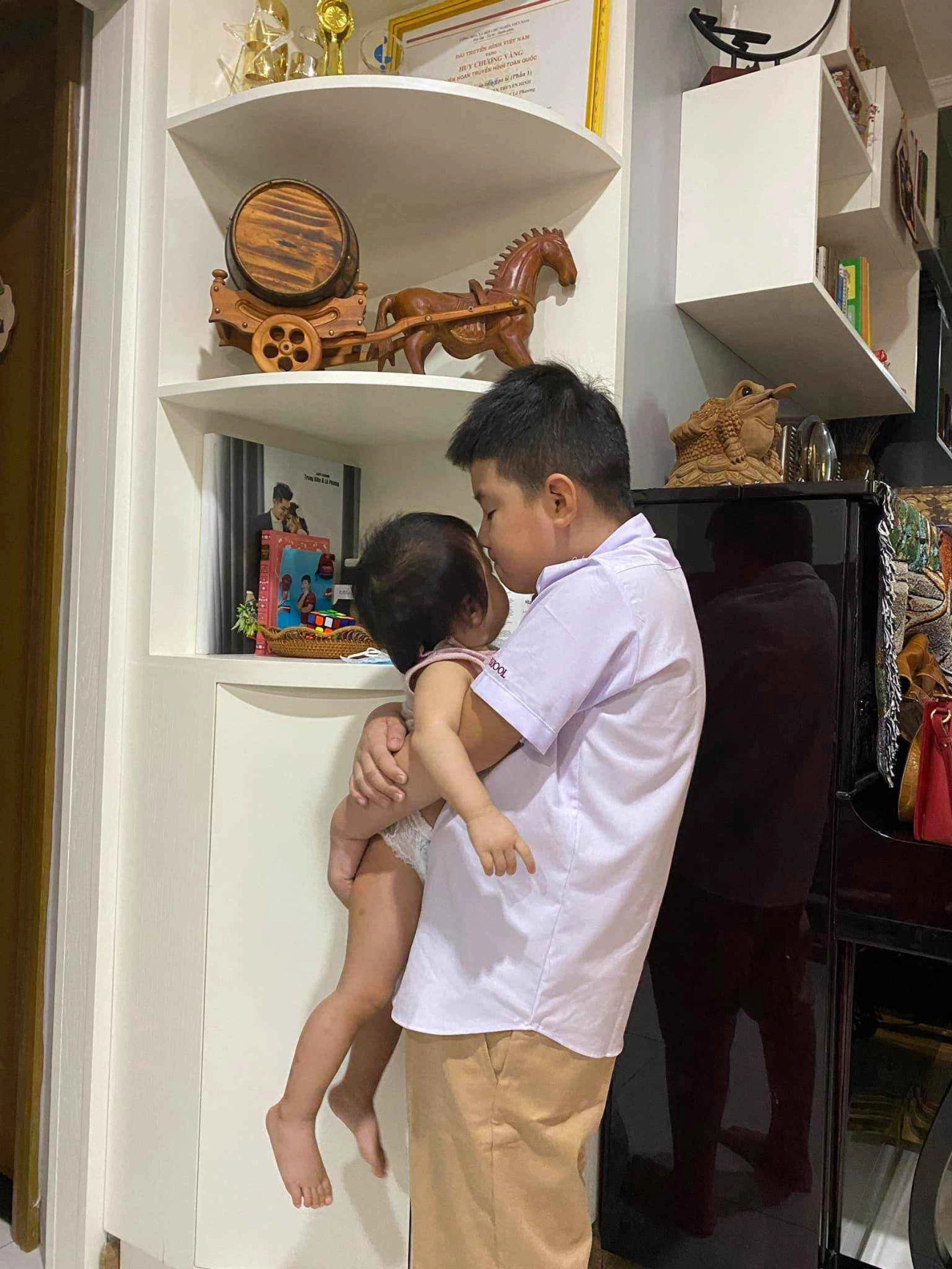 Lê phương khoe con trai tình cảm với em gái cùng mẹ khác cha ra dáng anh cả đĩnh đạc - 10