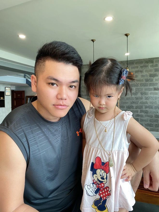 Lê phương sinh con gái cho chồng kém 7 tuổi điển trai bé càng lớn càng giống bố y đúc - 1