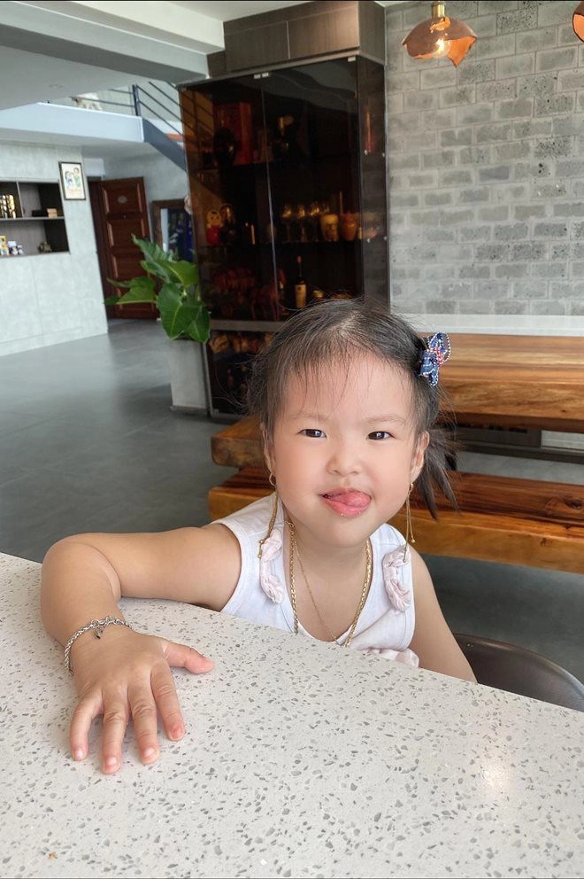 Lê phương sinh con gái cho chồng kém 7 tuổi điển trai bé càng lớn càng giống bố y đúc - 3