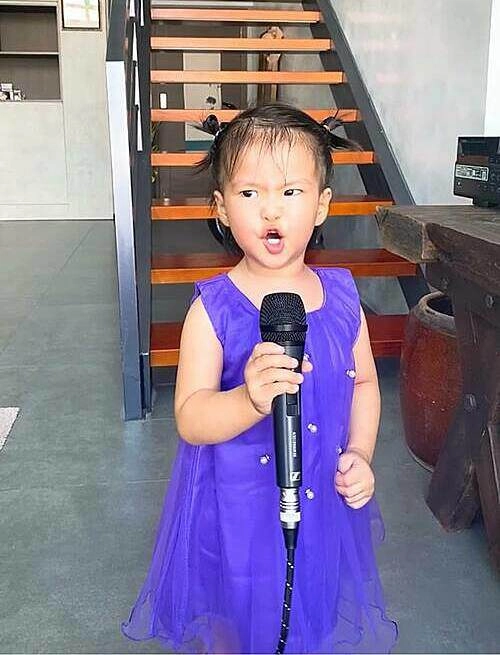Lê phương sinh con gái cho chồng kém 7 tuổi điển trai bé càng lớn càng giống bố y đúc - 9