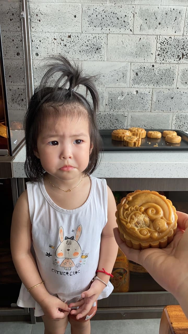 Lê phương sinh con gái cho chồng kém 7 tuổi điển trai bé càng lớn càng giống bố y đúc - 16