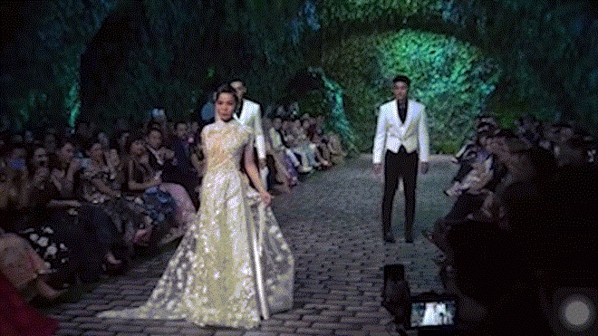 Lệ quyên diện áo dài catwalk bị chê cđm lo lắng cho vị trí bgk miss world vietnam - 1