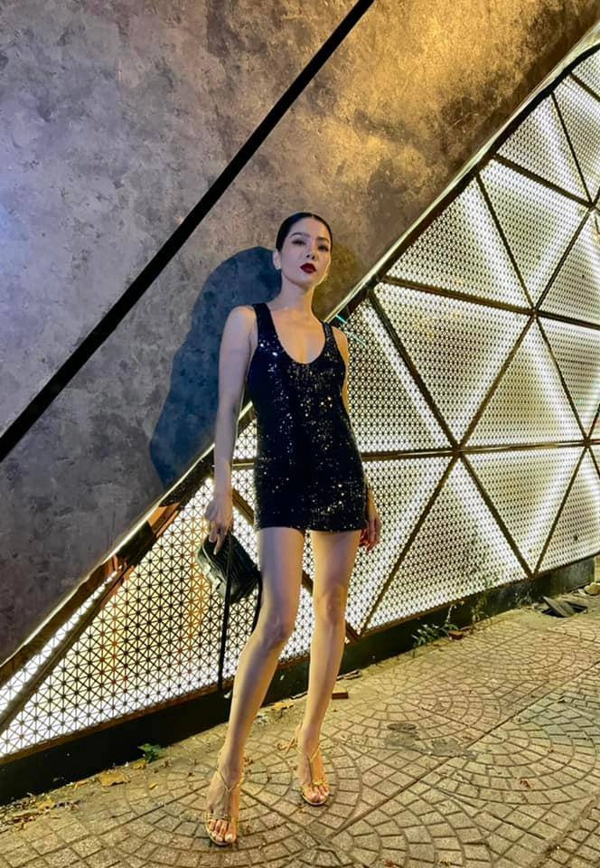 Lệ quyên diện áo dài catwalk bị chê cđm lo lắng cho vị trí bgk miss world vietnam - 11