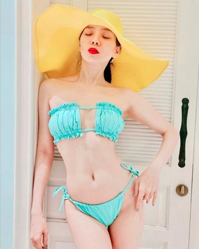 Lệ quyên mặc bikini cắt xẻ táo bạo chụp ảnh cùng con trai u40 trông như hai chị em - 4