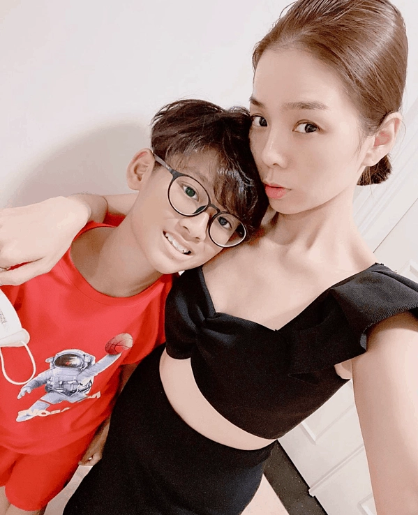 Lệ quyên trương ngọc ánh làm mẹ đơn thân tuổi u40 lột xác như thiếu nữ trai trẻ say đắm - 2