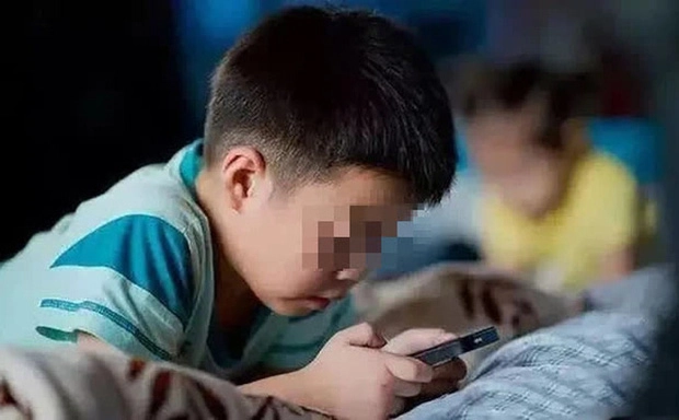 Lén đặt camera trong nhà mẹ buồn bã khi nhìn kĩ món đồ trong tay con gái cầm cả ngày - 1