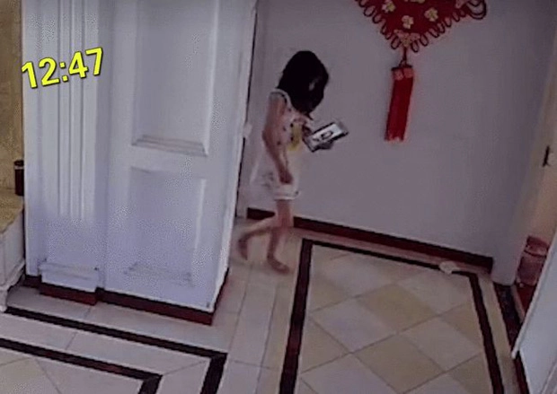 Lén đặt camera trong nhà mẹ buồn bã khi nhìn kĩ món đồ trong tay con gái cầm cả ngày - 3
