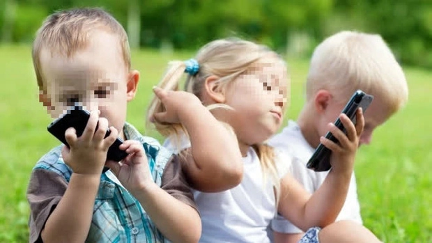 Lén đặt camera trong nhà mẹ buồn bã khi nhìn kĩ món đồ trong tay con gái cầm cả ngày - 5