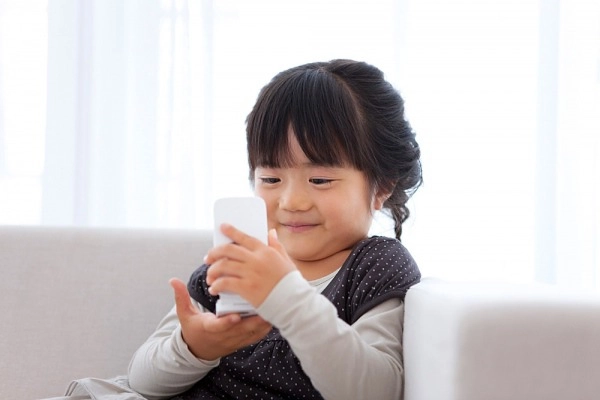 Lén đặt camera trong nhà mẹ buồn bã khi nhìn kĩ món đồ trong tay con gái cầm cả ngày - 6