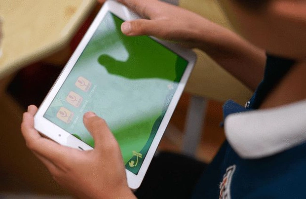 Lén đặt camera trong nhà mẹ buồn bã khi nhìn kĩ món đồ trong tay con gái cầm cả ngày - 7