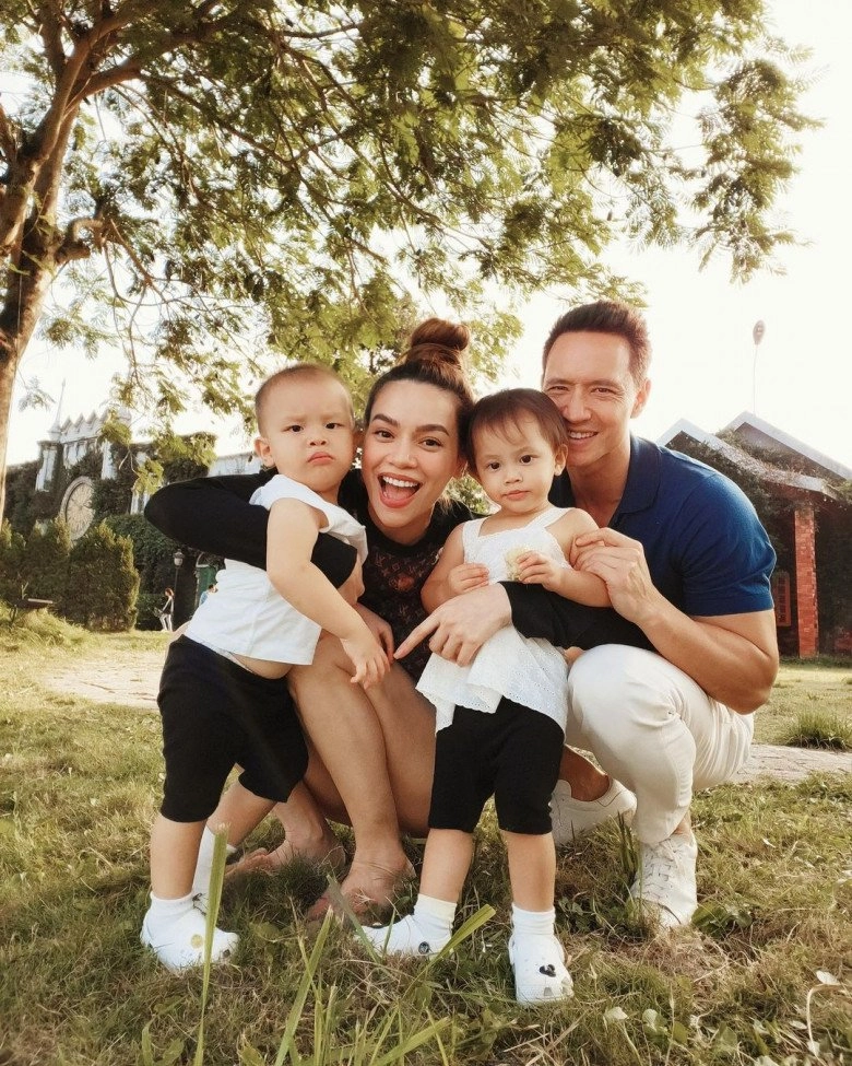 Lisa leon nhàhồ ngọc hà lép vế khi chung khung hình với bé gái lai tây xinh xắn - 1