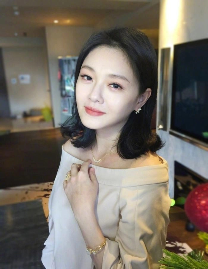 Loạt mỹ nhân bất chấp nguy hiểm bơm chất làm trắng da để vịt hóa thiên nga - 19