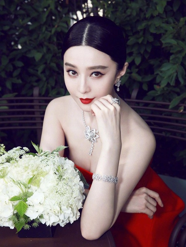 Loạt mỹ nhân bất chấp nguy hiểm bơm chất làm trắng da để vịt hóa thiên nga - 24