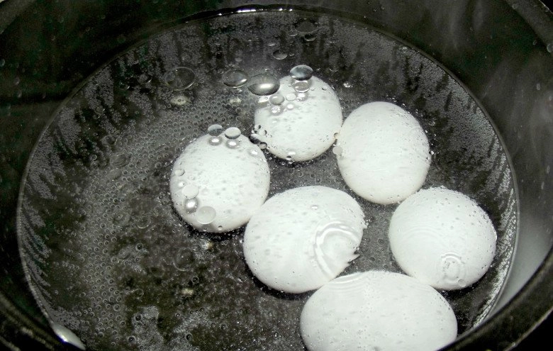 Luộc trứng đừng dại cho ngay vào nồi nhớ làm điều này trước trứng không nứt lại dễ bóc vỏ - 2