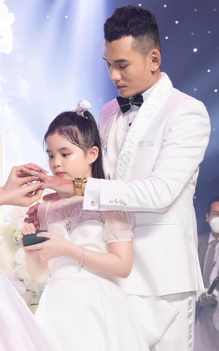Lý bình bị chỉ trích vì hôn con gái riêng phương trinh đời thực còn nhiều hành động tình cảm khác - 2