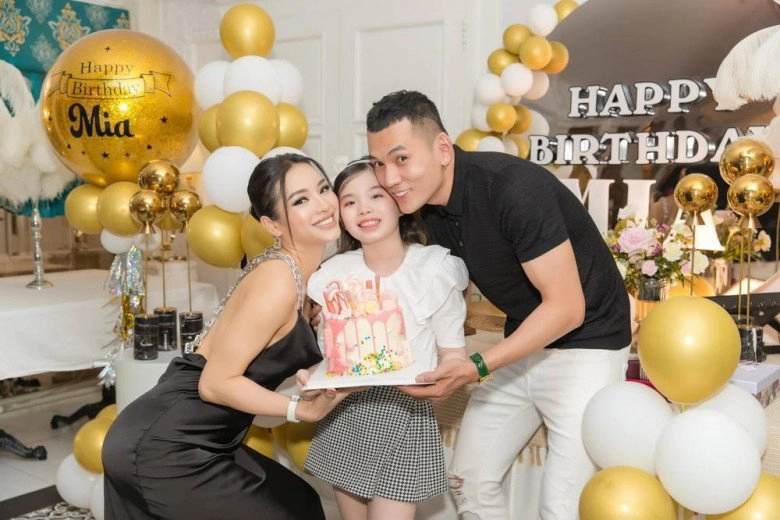 Lý bình bị chỉ trích vì hôn con gái riêng phương trinh đời thực còn nhiều hành động tình cảm khác - 3