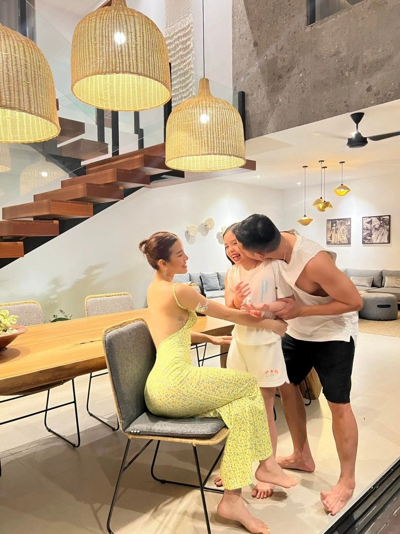 Lý bình bị chỉ trích vì hôn con gái riêng phương trinh đời thực còn nhiều hành động tình cảm khác - 4