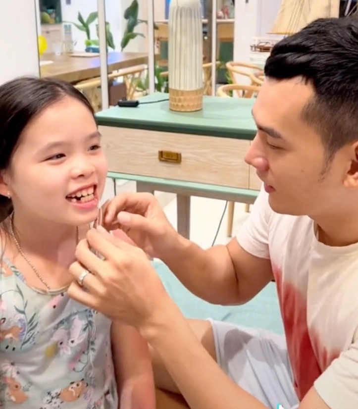 Lý bình bị chỉ trích vì hôn con gái riêng phương trinh đời thực còn nhiều hành động tình cảm khác - 7