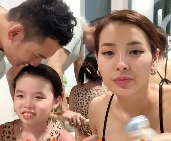 Lý bình bị chỉ trích vì hôn con gái riêng phương trinh đời thực còn nhiều hành động tình cảm khác - 8