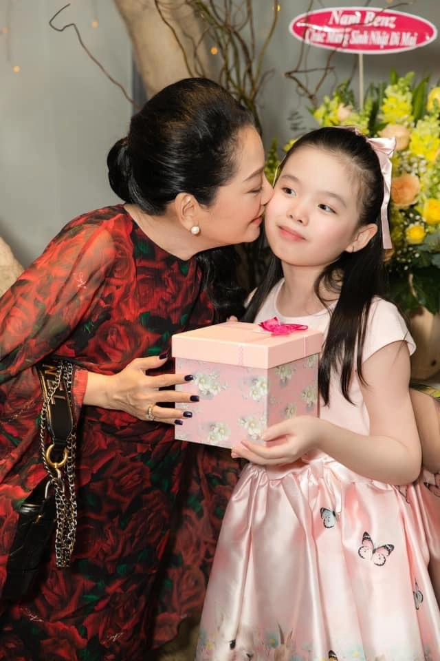 Lý bình bị chỉ trích vì hôn con gái riêng phương trinh đời thực còn nhiều hành động tình cảm khác - 13