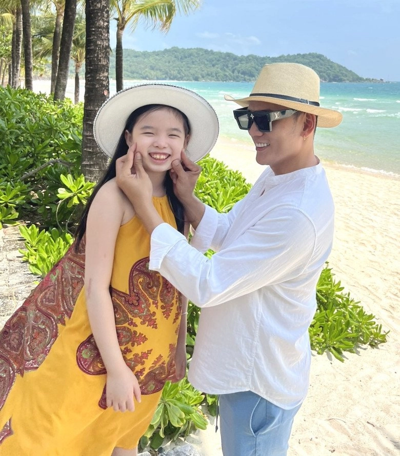 Lý bình bị chỉ trích vì hôn con gái riêng phương trinh đời thực còn nhiều hành động tình cảm khác - 15