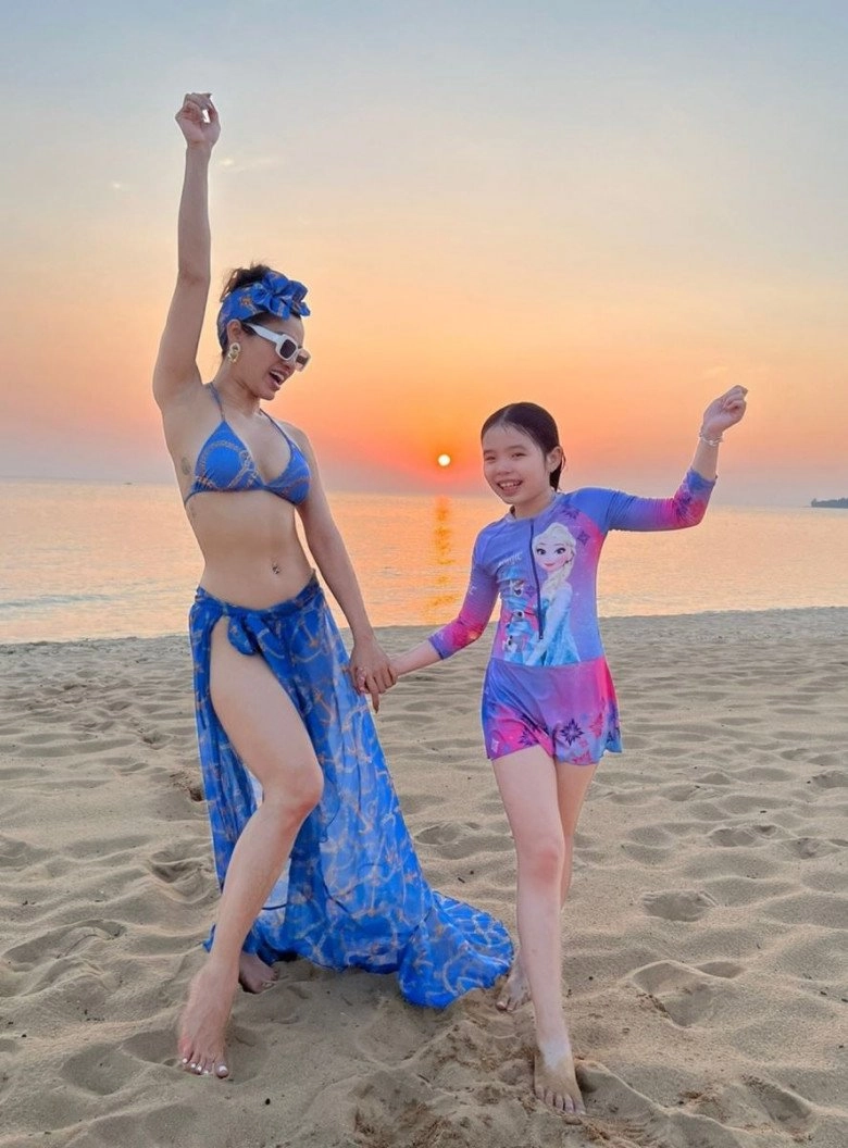Lý bình bị chỉ trích vì hôn con gái riêng phương trinh đời thực còn nhiều hành động tình cảm khác - 17