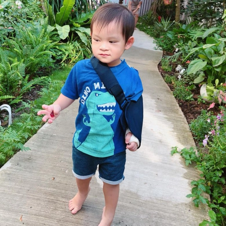Lý hải minh hà bất lực vì con út 6 tuổi hiếu động chấn thương đầy mình gãy tay gãy xương đòn rách cằm - 8