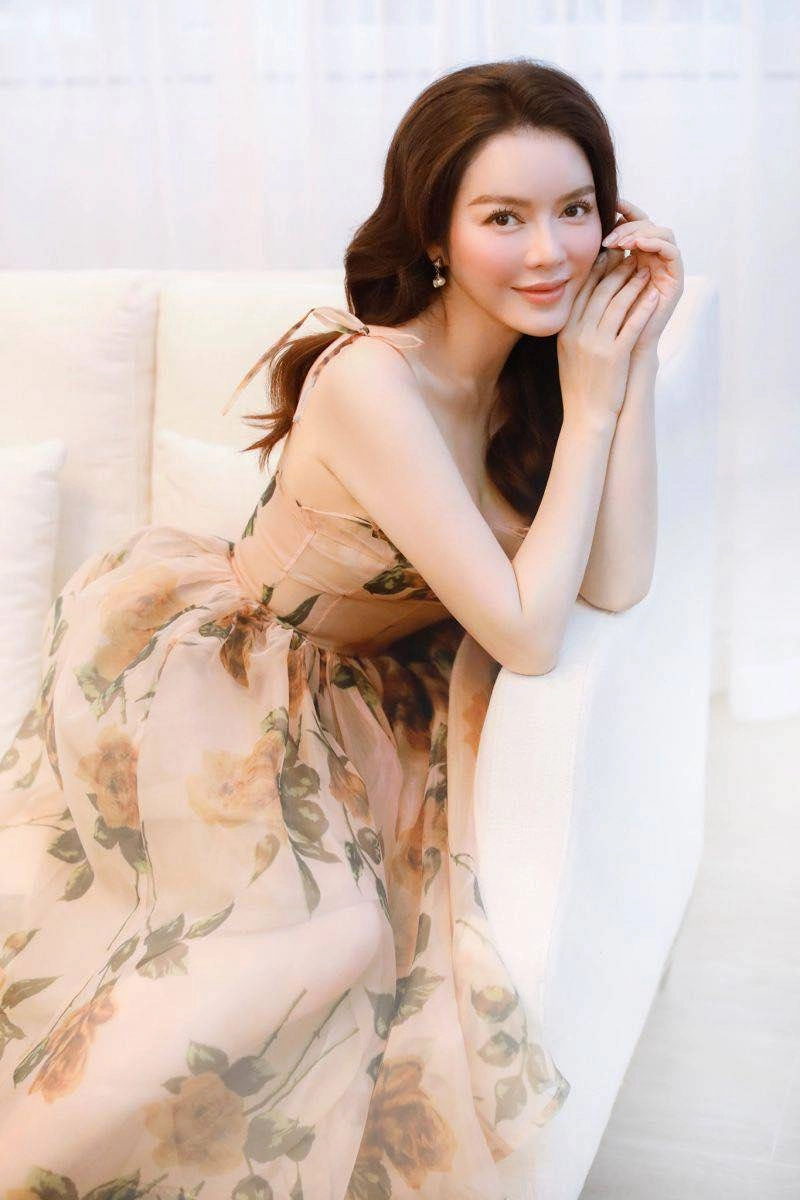 Lý nhã kỳ diện đồ bơi khoét hông cao khoe dáng phồn thực tuổi 40 bên siêu xe - 1