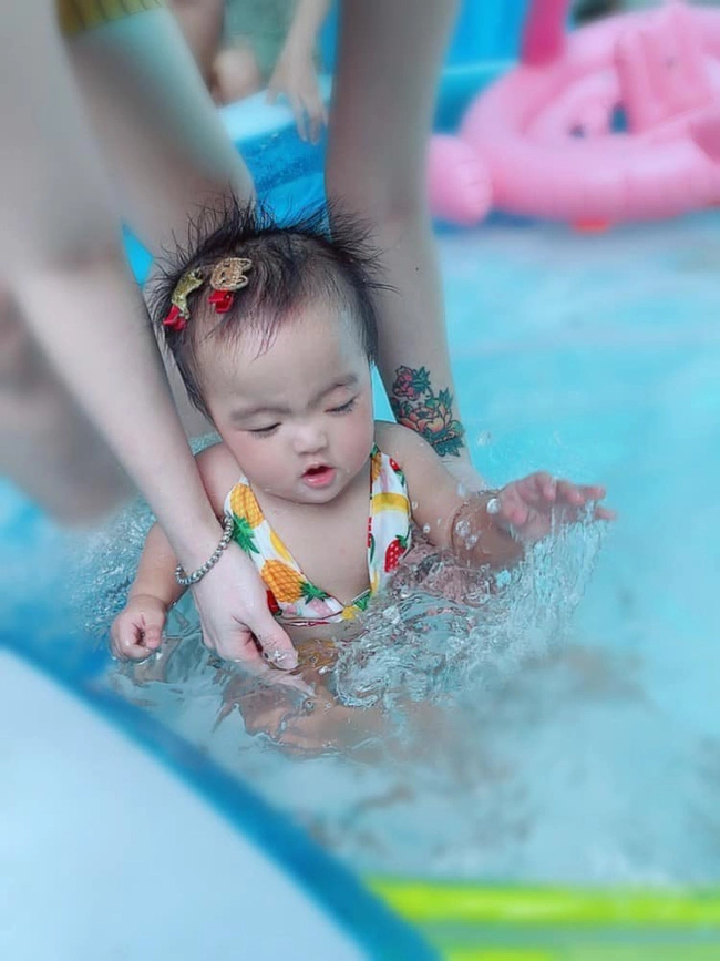 Mặc ai chê vợ mạc văn khoa vẫn khoe con đều đặn cô nhóc 8 tháng bụ bẫm đáng yêu - 1
