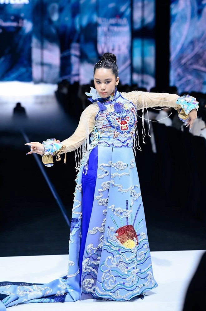 Mặc áo dài hơn 20kg hoa hậu nhí 14 tuổi cùng dàn mẫu nhí khoe chân thắng tắp catwalk điêu luyện - 1