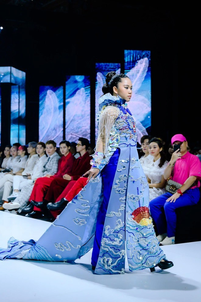 Mặc áo dài hơn 20kg hoa hậu nhí 14 tuổi cùng dàn mẫu nhí khoe chân thắng tắp catwalk điêu luyện - 2
