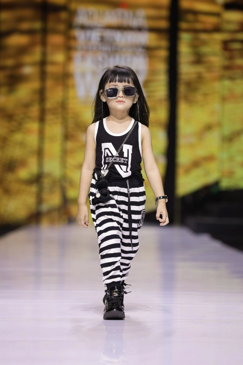 Mặc áo dài hơn 20kg hoa hậu nhí 14 tuổi cùng dàn mẫu nhí khoe chân thắng tắp catwalk điêu luyện - 3