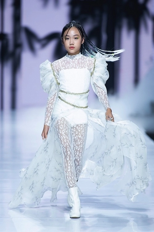 Mặc áo dài hơn 20kg hoa hậu nhí 14 tuổi cùng dàn mẫu nhí khoe chân thắng tắp catwalk điêu luyện - 4