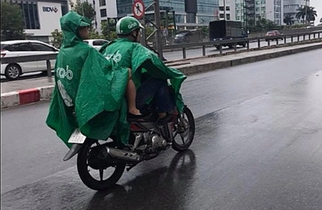 Mặc áo mưa sai cách dễ gặp tai nạn như chơi - 3