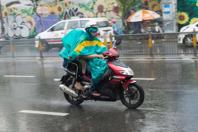 Mặc áo mưa sai cách dễ gặp tai nạn như chơi - 5