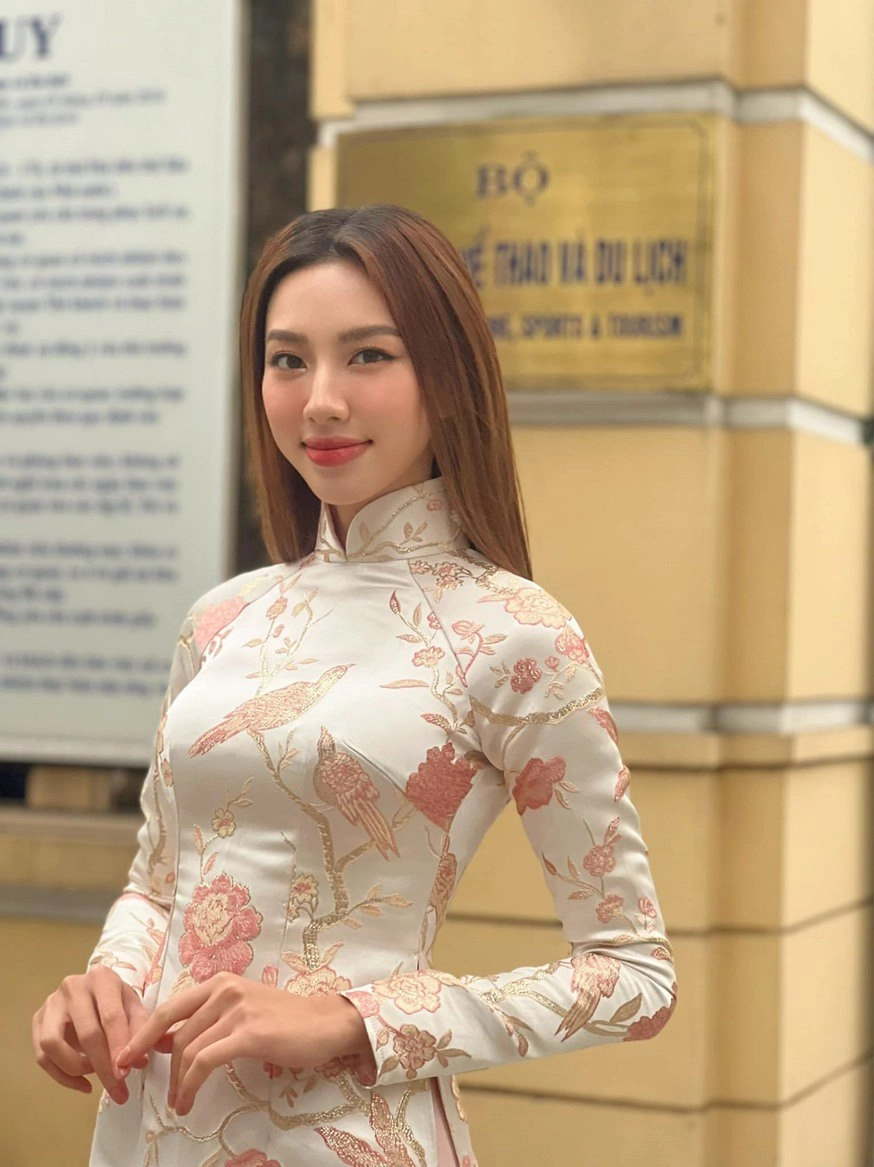 Mặc đầm cắt xẻ họa mặt đậm đà nhưng khoác áo dài thùy tiên nhất định bớt phấn son - 1