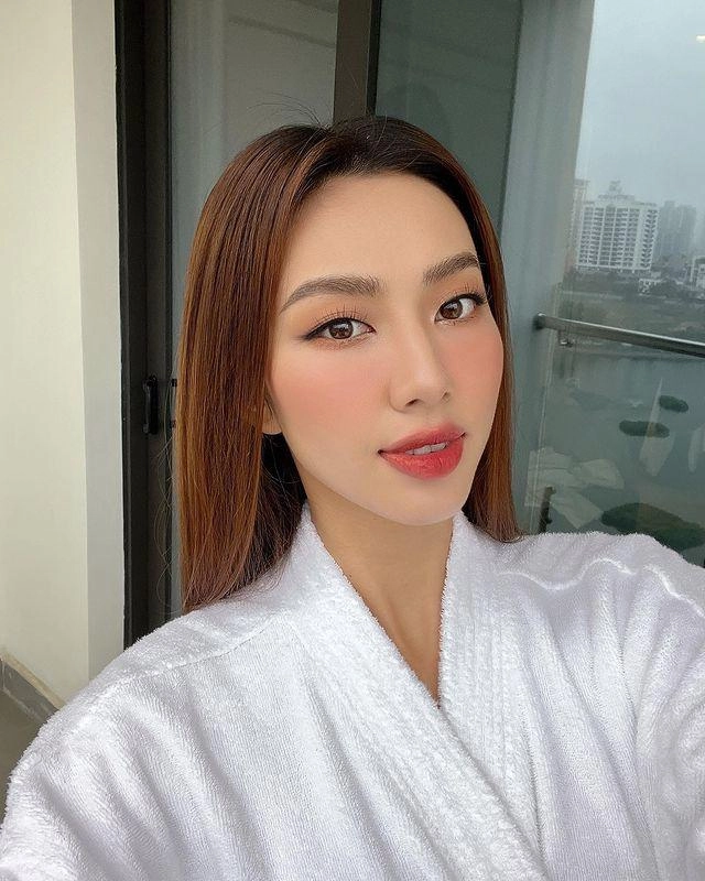Mặc đầm cắt xẻ họa mặt đậm đà nhưng khoác áo dài thùy tiên nhất định bớt phấn son - 2