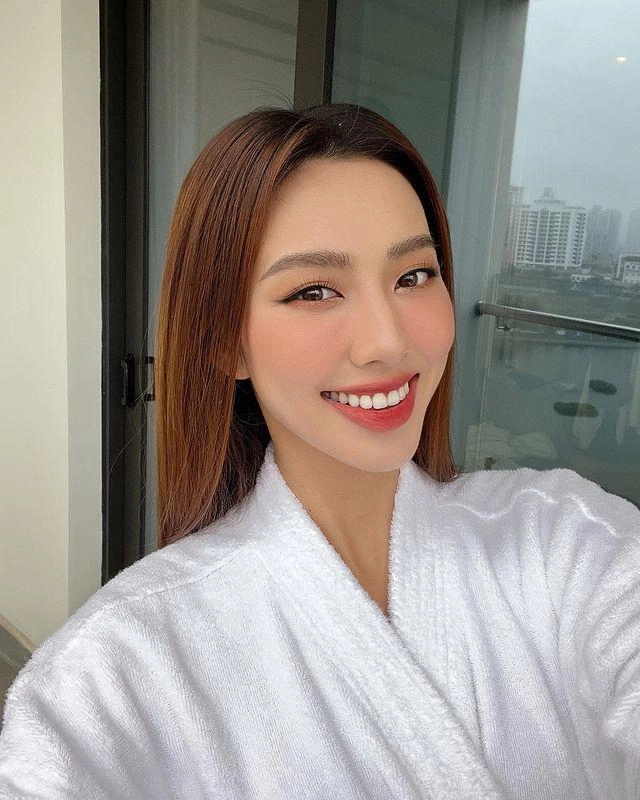 Mặc đầm cắt xẻ họa mặt đậm đà nhưng khoác áo dài thùy tiên nhất định bớt phấn son - 3