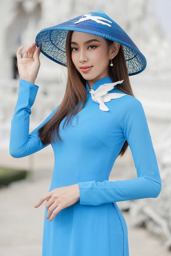 Mặc đầm cắt xẻ họa mặt đậm đà nhưng khoác áo dài thùy tiên nhất định bớt phấn son - 4