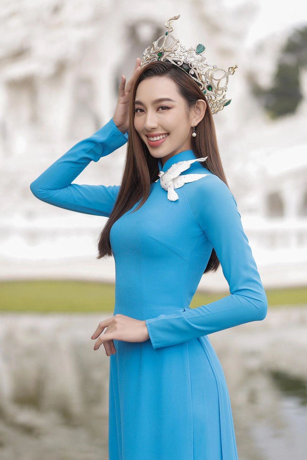 Mặc đầm cắt xẻ họa mặt đậm đà nhưng khoác áo dài thùy tiên nhất định bớt phấn son - 5