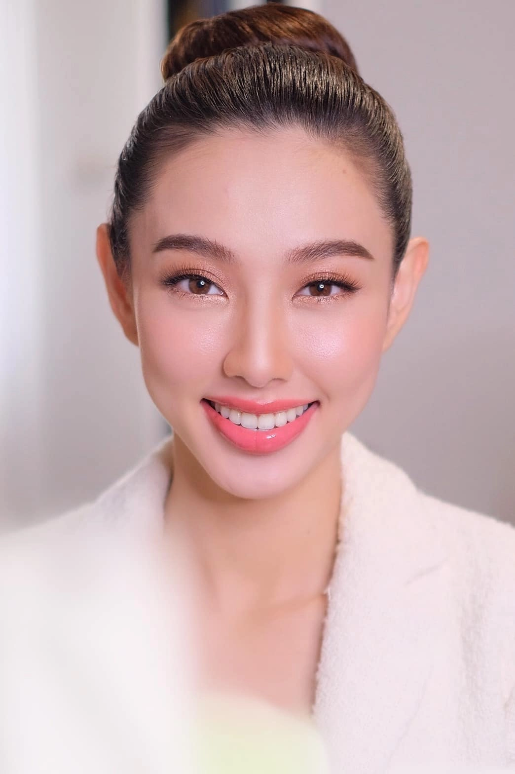 Mặc đầm cắt xẻ họa mặt đậm đà nhưng khoác áo dài thùy tiên nhất định bớt phấn son - 7
