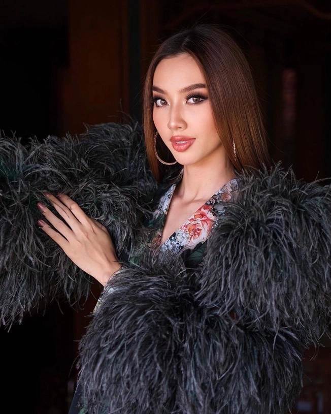 Mặc đầm cắt xẻ họa mặt đậm đà nhưng khoác áo dài thùy tiên nhất định bớt phấn son - 8