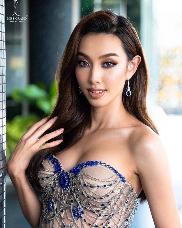 Mặc đầm cắt xẻ họa mặt đậm đà nhưng khoác áo dài thùy tiên nhất định bớt phấn son - 10