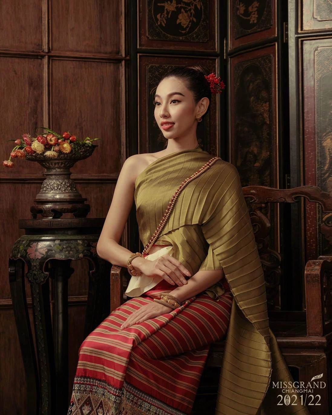 Mặc đầm cắt xẻ họa mặt đậm đà nhưng khoác áo dài thùy tiên nhất định bớt phấn son - 15