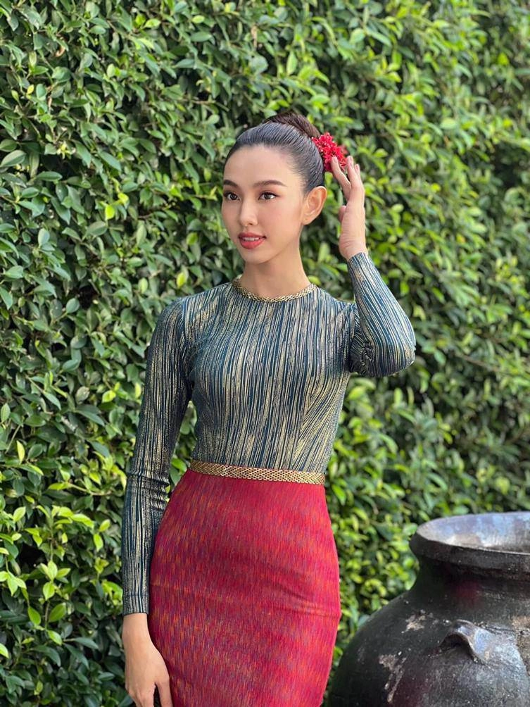Mặc đầm cắt xẻ họa mặt đậm đà nhưng khoác áo dài thùy tiên nhất định bớt phấn son - 17